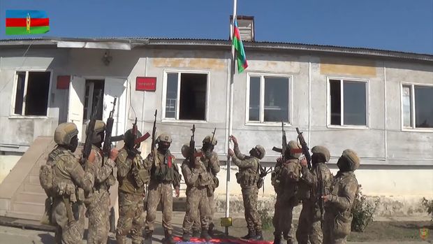 Azərbaycan bayrağı işğaldan azad edilmiş Füzuli şəhərində dalğalanır - VİDEO