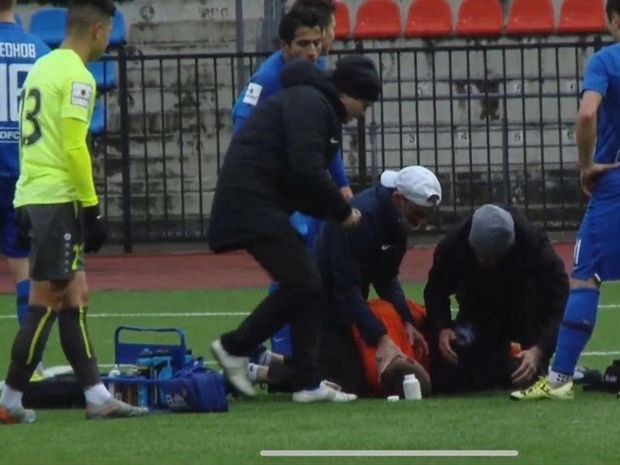 Rusiyalı qolkiper oyun zamanı aldığı zərbədən huşunu itirdi - VİDEO