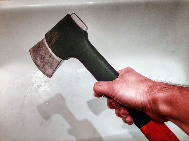 Bakıda kişi barışığa gələn keçmiş kürəkəninə balta ilə hücum etdi