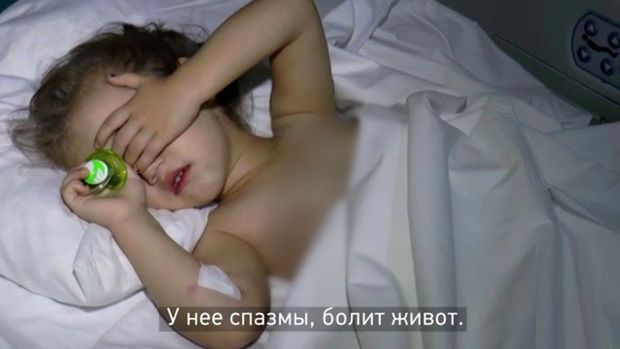 Ermənilərin Gəncə terrorunda ailəsini itirmiş üç yaşlı Xədicə - VİDEO