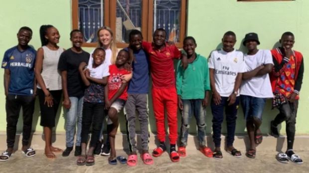 26 yaşlı qadın 14 afrikalı uşağı övladlığa götürdü