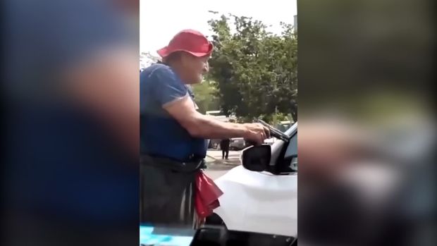 Sürücüləri tapança ilə hədələyib sədəqə topladı - VİDEO