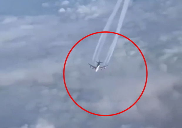 Səmada iki təyyarənin qarşılaşdığı an - VİDEO