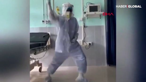Koronaviruslu xəstələri müalicə edən həkim rəqsi ilə gündəm oldu - VİDEO