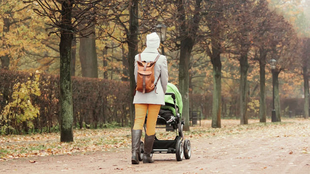 Rusiyada qadın bir yaşlı uşağını “bomj”a verdi