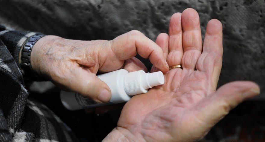 Врачи назвали способы сохранить кожу рук после антисептиков против COVID-19