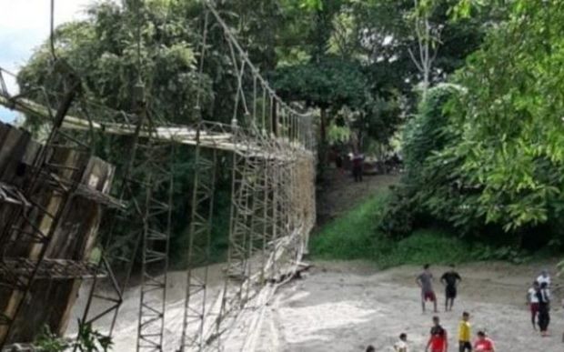 Asma körpü çökdü: Ölənlər var