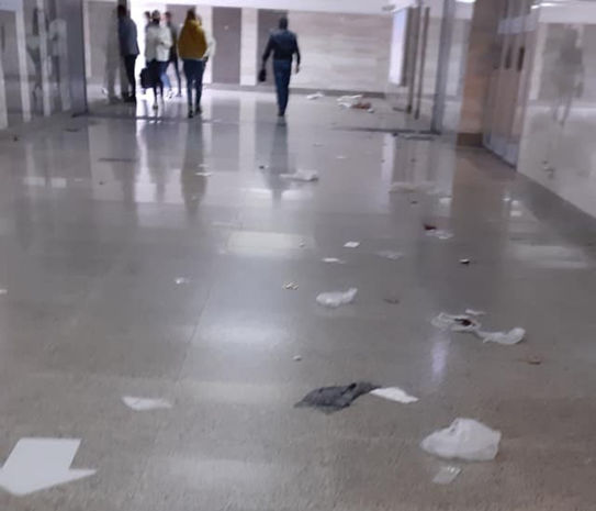 Metronun “Xalqlar Dostluğu” stansiyasının girişində məişət tullantıları qalaqlanıb - FOTO