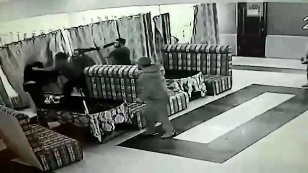 Keçmiş MMA döyüşçüsü kafedə güllələndi - VİDEO