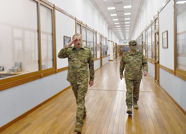 Prezindent Müdafiə Nazirliyinin Mərkəzi Komanda Məntəqəsində operativ müşavirə keçirib - FOTO/VİDEO