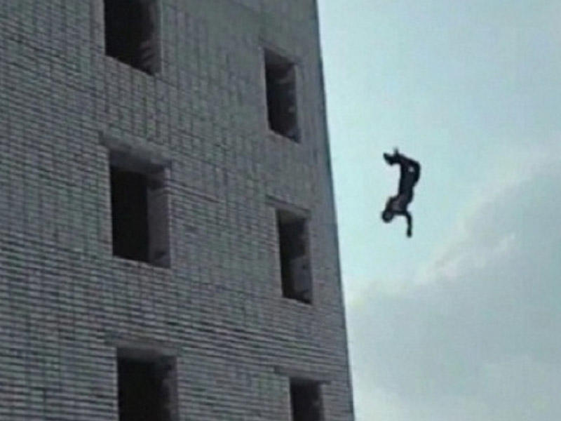 Bakıda 38 yaşlı kişi binadan yıxılaraq öldü