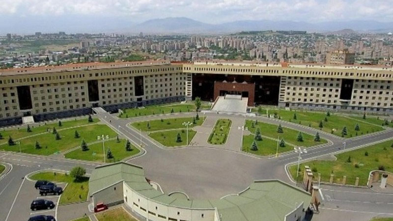 Ermənistanda silahlı qüvvələr və siyasi rəhbərlik arasında çəkişmə başladı