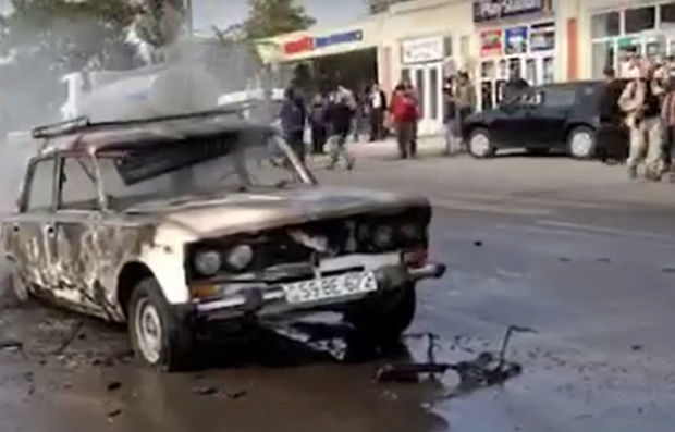 Bərdəyə raket hücumunda yanmış avtomobil - VİDEO