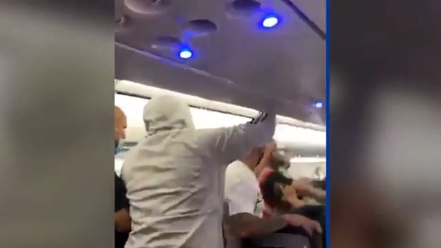 Qadın təyyarədə kütləvi davaya səbəb oldu - VİDEO