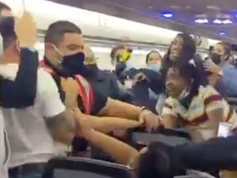 Qadın təyyarədə kütləvi davaya səbəb oldu - VİDEO