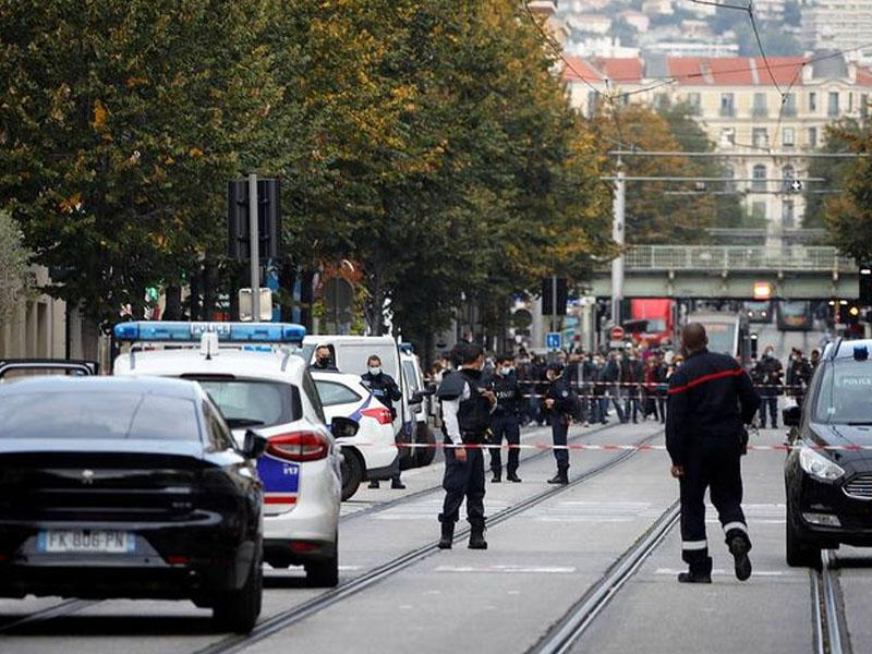 Fransada kilsə yaxınlığında əli silahlı şəxs insanlara hücum edib, ölənlər var