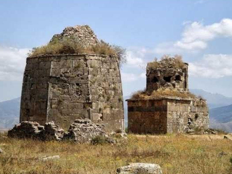 Ermənilər Laçındakı ziyarətgah və məscidləri donuz tövləsinə çeviriblər - FOTOlar