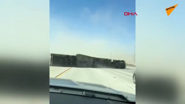 Güclü külək TIR-ı aşırdı - VİDEO