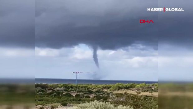 Türkiyədə dənizin üstündə nəhəng burulğan - VİDEO