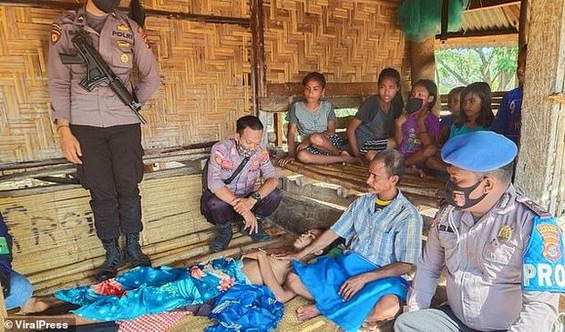 В Индонезии родители изощренно наказали ухажера дочери за нарушение обычая - ФОТО/ВИДЕО