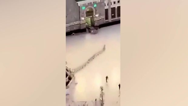 Məkkədə əqli qüsurlu şəxs avtomobilini məscidin qapısına çırpdı - ANBAAN VİDEO