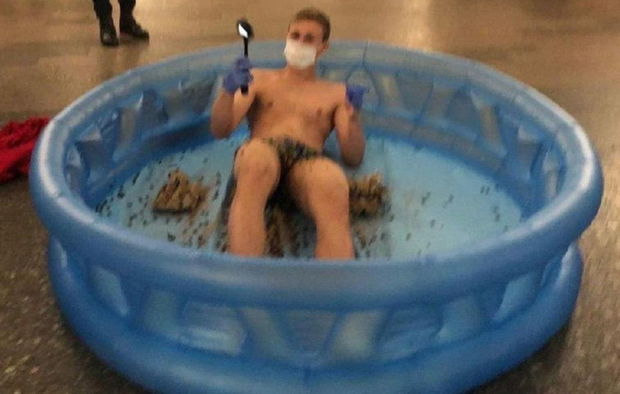 Moskva metrosunda gənc böcəklərlə dolu hovuzda “çimdi” - FOTO