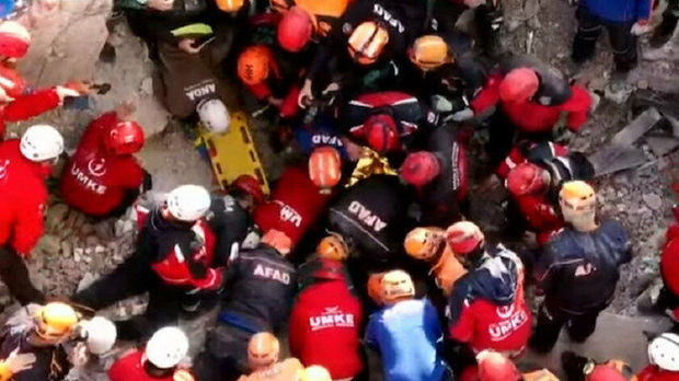 В Измире через 91 час после землетрясения спасли четырехлетнюю девочку - ВИДЕО