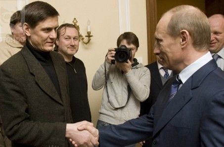 Putinin keçmiş fotoqrafı küçənin ortasında döyüldü - FOTO