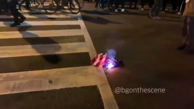 Ağ Evin qarşısında Birləşmiş Ştatların bayrağı yandırıldı - VİDEO