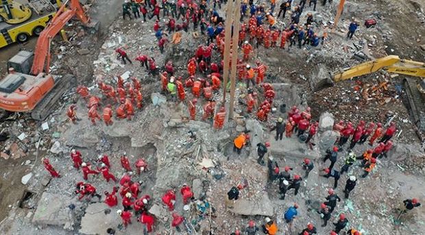 İzmirdə çarəsizliyin səsləri: “Dörd körpə uşağımla dağıntılar altında qaldıq, tez gəlin” - VİDEO