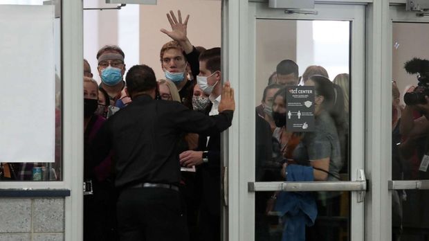 ABŞ-da gərginlik artır: Tramp tərəfdarları səslərin sayıldığı mərkəzə basqın ediblər - FOTO