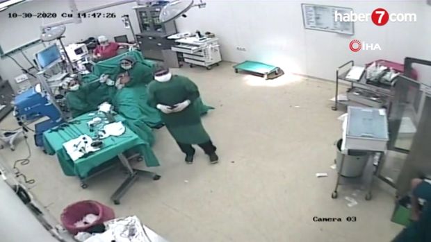 İzmirdə baş verən güclü zəlzələ əməliyyat otağında həyəcana səbəb olub - VİDEO