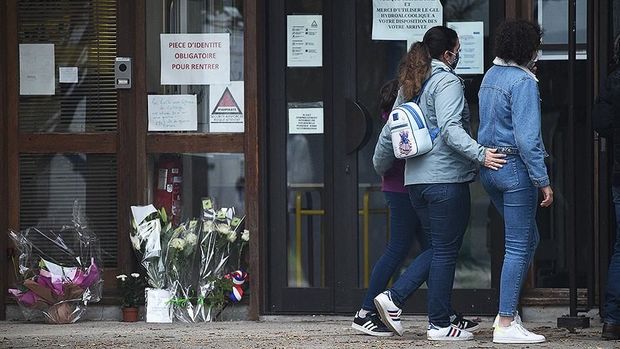 Девушка-подросток стала подозреваемой в деле об убийстве французского учителя