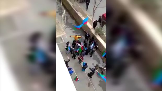 Şuşanın azadlıq xəbərinə sevinən gənclər şəhid anasının ayağından öpdülər - VİDEO