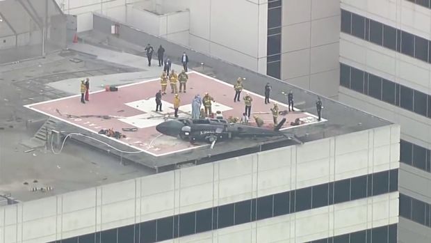 Qəzaya uğrayan helikopterdən zərər dəymədən çıxarılan donor orqan tibb işçisinin əlindən düşdü - VİDEO