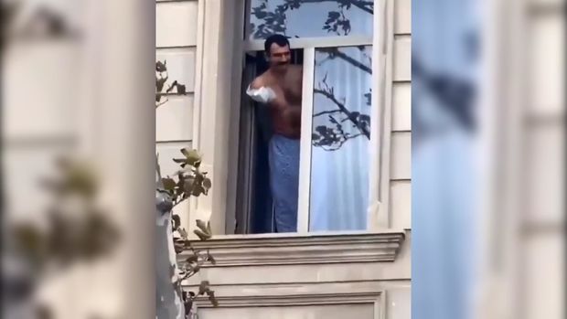 Yaralı əsgərimiz Şuşa qələbəsini xəstəxana pəncərəsində qeyd etdi - VİDEO