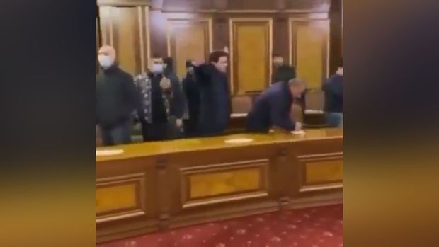 SON DƏQİQƏ: Etirazçılar Ermənistan hökumətinin iclas zalını ələ keçiriblər - VİDEO