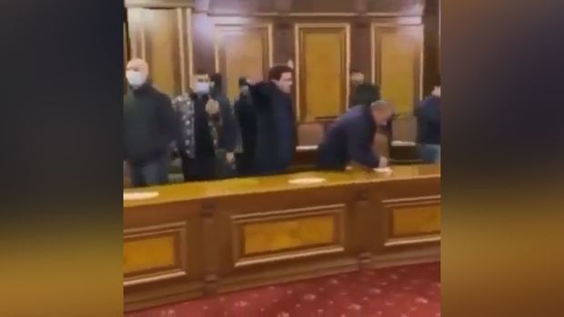 Протестующие разгромили зал заседания правительства Армении - ВИДЕО