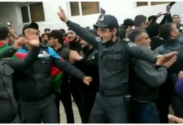 Polislərimiz də sakinlərə qoşulub sevincdən rəqs etdilər - VİDEO