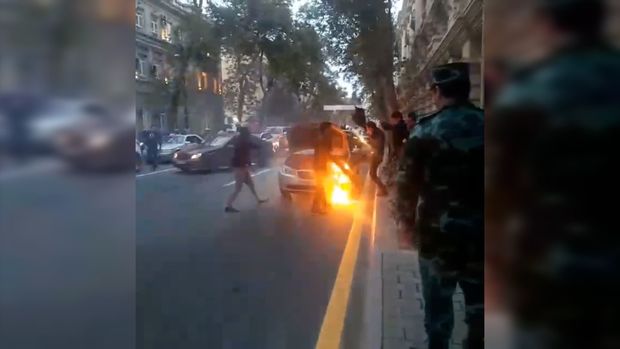 Bakıda maşın qəfil alovlandı - VİDEO