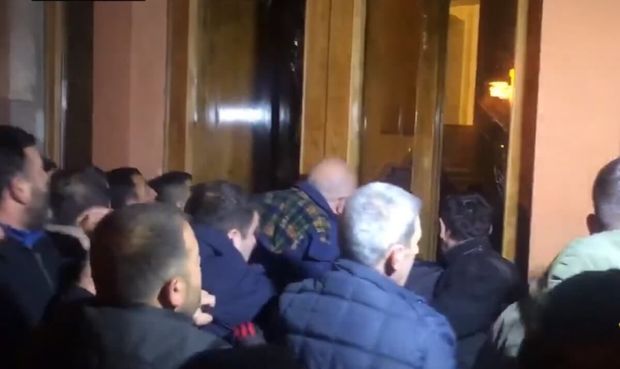 Протестующие разгромили офис фонда Сороса в Ереване - ВИДЕО