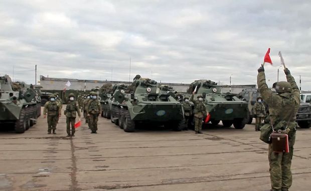 Российские миротворцы выдвинулись из Армении в зону нагорно-карабахского конфликта - ВИДЕО