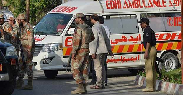 Pakistanda faciə: Toydan qayıdan uşaqlarla dolu avtobus kanala düşdü