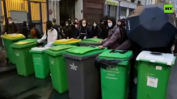 Fransada məktəblilərlə polislər arasında qarşıdurma yaşanıb - VİDEO