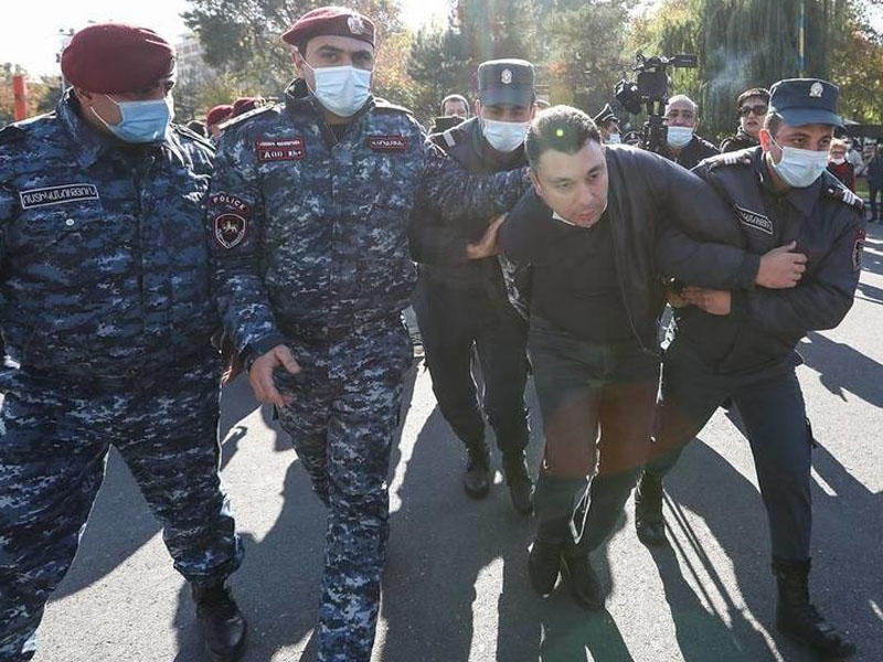 Yerevana əlavə polis qüvvələri cəlb olunur - Ermənistanda vətəndaş müharibəsi ərəfəsindədir - YENİLƏNİB - VİDEO