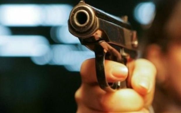 Bakıda komendant saatını pozan şəxsləri polis atəş açaraq saxladı - VİDEO