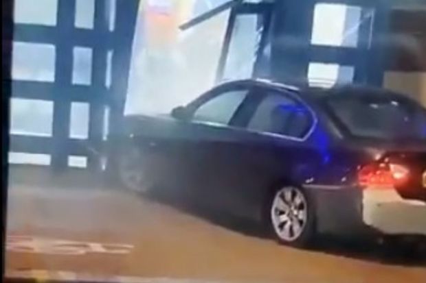 Londonda avtomobil polis idarəsinə çırpıldı - VİDEO