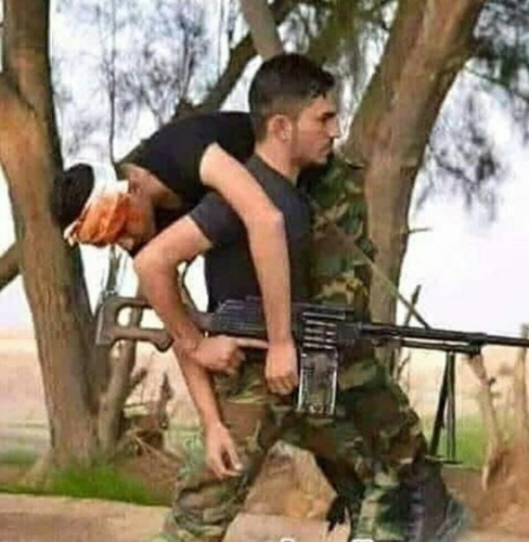 HƏR KƏS BU ƏSGƏRDƏN DANIŞIR: Yaralı dostunu çiyninə alıb belə döyüşdü - FOTO