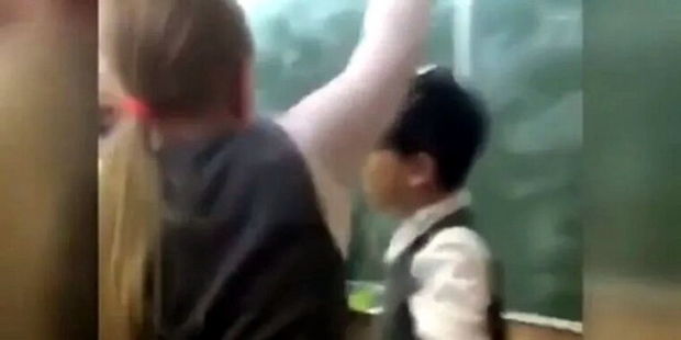 Ana qızı ilə birlikdə məktəbliyə “dərs” verdi - VİDEO