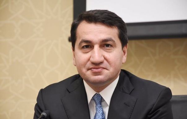 Помощник Президента ходит на работу пешком - ВИДЕО